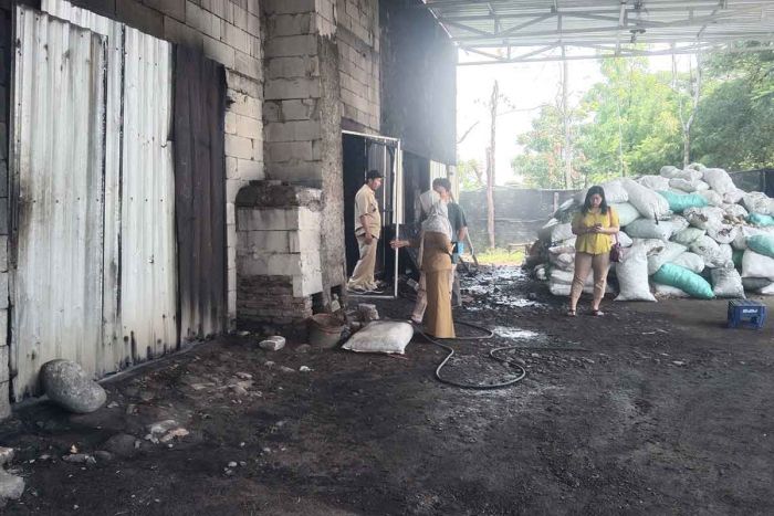 Pemkab Ngawi Tindak Lanjuti Keluhan Warga Terkait Asap Tebal Akibat Produksi Arang Batok Kelapa Pemkab Ngawi Tindak Lanjuti Keluhan Warga Terkait Asap Tebal Akibat Produksi Arang Batok Kelapa