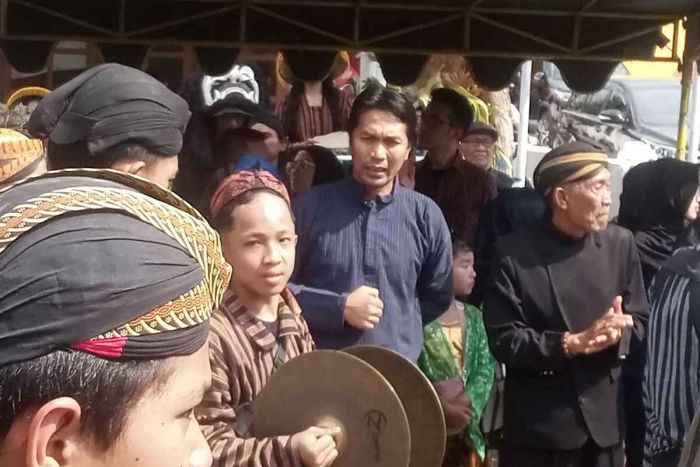 Bupati Madiun Berangkatkan Kirab Tari Dongkrek Dalam Peringatan Bersih Desa Bupati Madiun Berangkatkan Kirab Tari Dongkrek Dalam Peringatan Bersih Desa