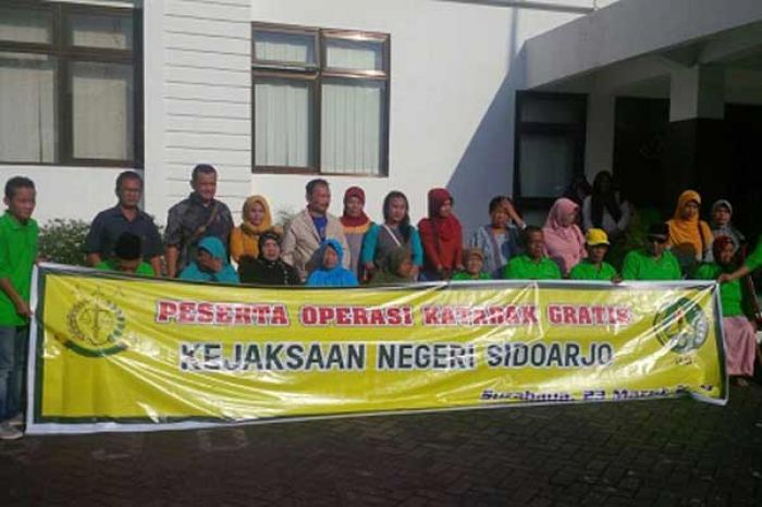 Kejari Sidoarjo Berangkatkan Warga Ikut Operasi Katarak Gratis Kejari Sidoarjo Berangkatkan Warga Ikut Operasi Katarak Gratis
