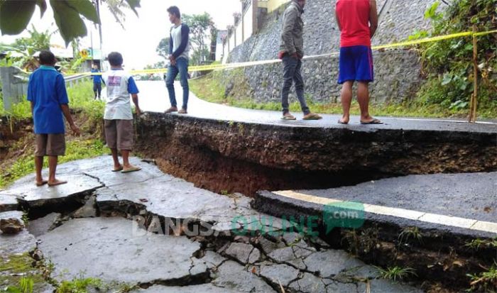 Jalur Penghubung antara Kabupaten Trenggalek dan Pacitan Amblas Jalur Penghubung antara Kabupaten Trenggalek dan Pacitan Amblas