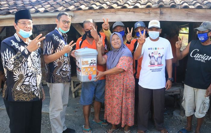 Cegah Penularan Covid-19, Pasangan Yesbro Bagikan Tempat Cuci Tangan dari Warung ke Warung Cegah Penularan Covid-19, Pasangan Yesbro Bagikan Tempat Cuci Tangan dari Warung ke Warung