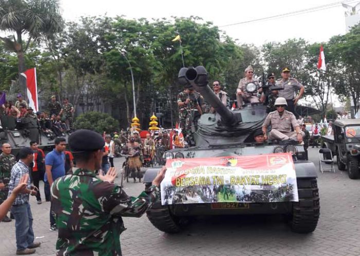 Meriahkan HUT RI Ke-72, Pawai Kendaraan Tempur dan Kendaraan Hias Hibur Warga Gresik