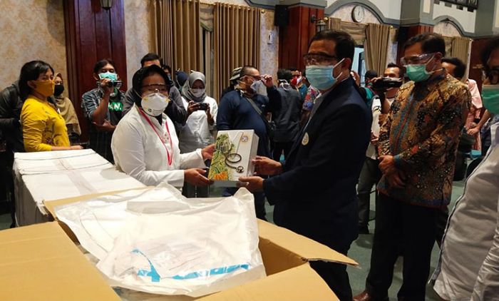 Pemkot Surabaya Serahkan Ratusan APD untuk RSUA