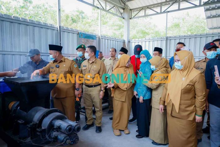 Bupati Gresik Resmikan TPS3R Penghasil Briket di Desa Sungonlegowo Bupati Gresik Resmikan TPS3R Penghasil Briket di Desa Sungonlegowo