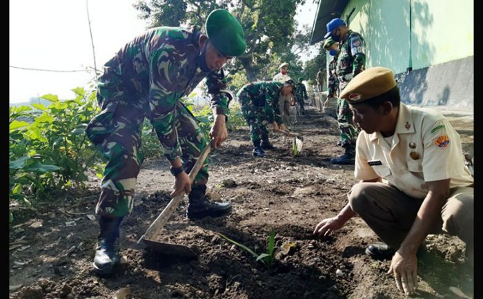 Puncaki Perayaan HUT ke-74, Gupusjat Optronik II Puspalad Sidoarjo Tanam 1.000 Pohon Kurma Puncaki Perayaan HUT ke-74, Gupusjat Optronik II Puspalad Sidoarjo Tanam 1.000 Pohon Kurma