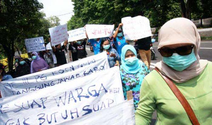 Tak Kuat Bau Limbah dan Asap Pabrik, Warga Demo PG Djombang Baru Tak Kuat Bau Limbah dan Asap Pabrik, Warga Demo PG Djombang Baru