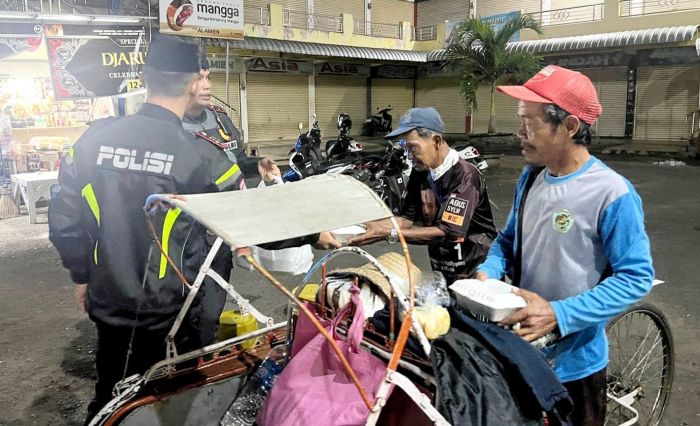 Giat Polantas Menyapa Sahur, Satlantas Polres Sumenep Bagikan Santapan dan Edukasi Tertib Lalin