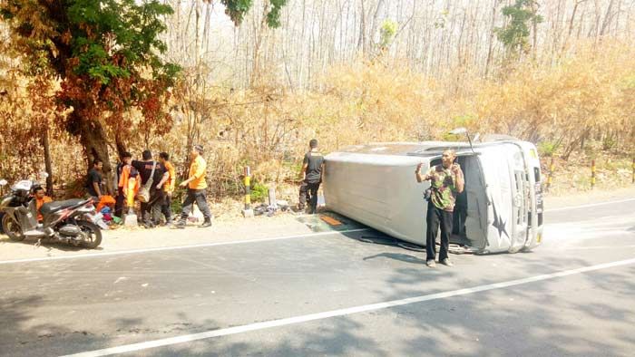 Isuzu Elf Pengangkut Relawan SAR Gempa Lombok Asal MTA Surakarta Terbalik di Mantingan Ngawi