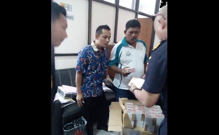 Jual Rokok Ilegal, Warga Pucangtelu Ditahan Kejari Lamongan Jual Rokok Ilegal, Warga Pucangtelu Ditahan Kejari Lamongan
