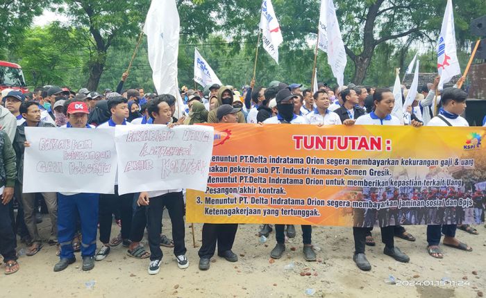 Didemo Ratusan Buruh, Manajemen PT DIO Janji Berikan Hak Pekerja Didemo Ratusan Buruh, Manajemen PT DIO Janji Berikan Hak Pekerja