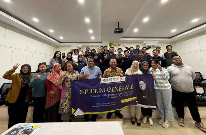 Gelar Studium Generale, Fikom Unitomo Siapkan Lulusan Berkualitas di Era Post-Truth Gelar Studium Generale, Fikom Unitomo Siapkan Lulusan Berkualitas di Era Post-Truth