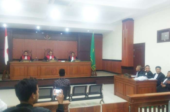 Tiga Aktivis Penolak Revitalisasi Alun-alun Gresik Jalani Sidang Tiga Aktivis Penolak Revitalisasi Alun-alun Gresik Jalani Sidang