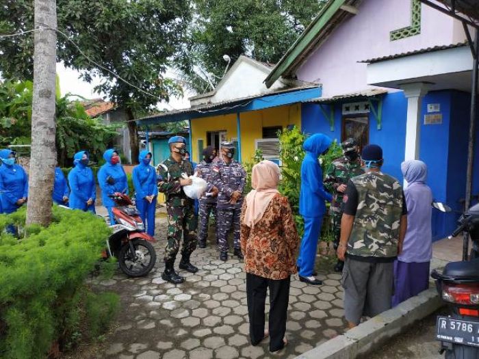 Supaya Tepat Sasaran, Danlanal Cilacap Door To Door Bagi Sembako ke Warakawuri Supaya Tepat Sasaran, Danlanal Cilacap Door To Door Bagi Sembako ke Warakawuri
