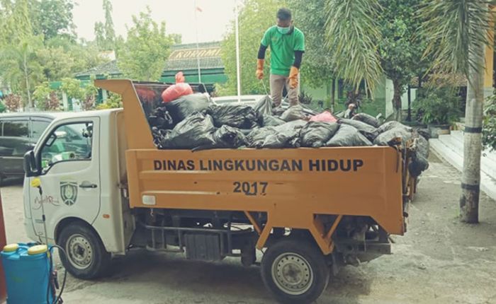 DLH Ngawi Angkut Sampah Penanganan Khusus Bekas Pemungutan Suara Pilkada 2020 DLH Ngawi Angkut Sampah Penanganan Khusus Bekas Pemungutan Suara Pilkada 2020