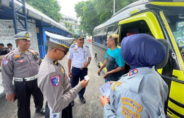 Satlantas Polres Pasuruan Gelar Ramp Check di Terminal Pandaan Satlantas Polres Pasuruan Gelar Ramp Check di Terminal Pandaan