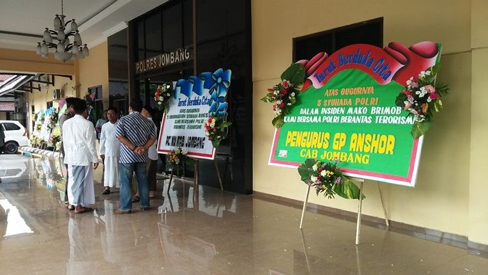 Karangan Bunga Ucapan Duka Cita Banjiri Kantor Polres Jombang Karangan Bunga Ucapan Duka Cita Banjiri Kantor Polres Jombang