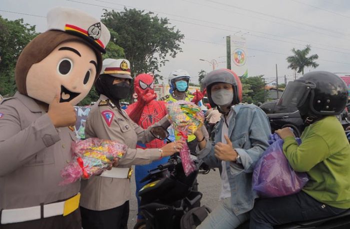 Spiderman dan Polisi Lalu Lintas Bagikan Snack dan Masker ke Pengendara di Sidoarjo Spiderman dan Polisi Lalu Lintas Bagikan Snack dan Masker ke Pengendara di Sidoarjo