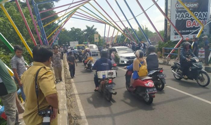Puluhan Buruh di Jember Demo Protes Hiasan Jembatan, Nilai Pemkab Hanya Hamburkan Uang Puluhan Buruh di Jember Demo Protes Hiasan Jembatan, Nilai Pemkab Hanya Hamburkan Uang