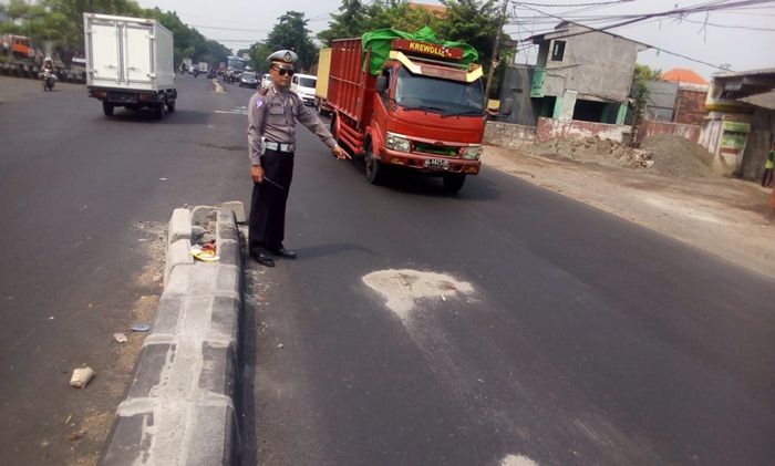 Ban Pecah, Bonceng Tiga Sekeluarga di Taman Sidoarjo Terguling Ban Pecah, Bonceng Tiga Sekeluarga di Taman Sidoarjo Terguling