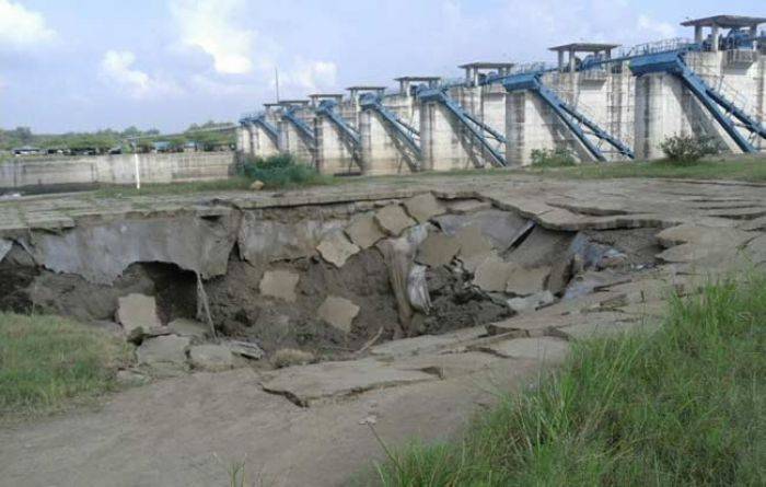 Longsor, Jembatan Bendung Gerak Bojonegoro Terancam Putus Longsor, Jembatan Bendung Gerak Bojonegoro Terancam Putus