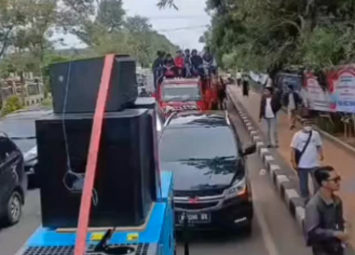 Ratusan Massa dari Bangkalan Geruduk Polda Jatim, Soroti Santriwati Korban Pencabulan yang Hilang