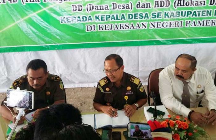 Sosialisasikan TP4D, Kejari Kumpulkan Kades se-Kabupaten Pamekasan Sosialisasikan TP4D, Kejari Kumpulkan Kades se-Kabupaten Pamekasan