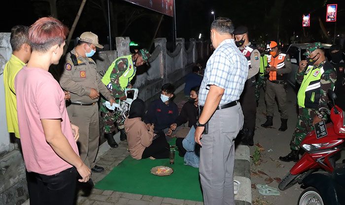 Cegah Penyebaran Covid 19, Polres Kediri Gelar Apel dan Bagikan Masker