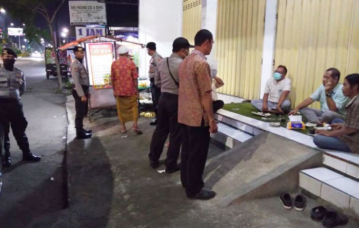 Polisi di Jember Terus Lakukan Patroli, Bubarkan Kerumunan di Pasar, Warung, dan Cafe Polisi di Jember Terus Lakukan Patroli, Bubarkan Kerumunan di Pasar, Warung, dan Cafe