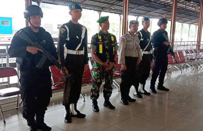 Ciptakan Rasa Aman, Babinsa Manguharjo Ikut Amankan Stasiun Ciptakan Rasa Aman, Babinsa Manguharjo Ikut Amankan Stasiun