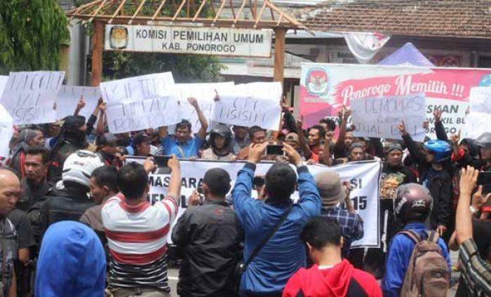 Tolak Hasil Rekapitulasi, KPU Ponorogo Dipenuhi Pendemo