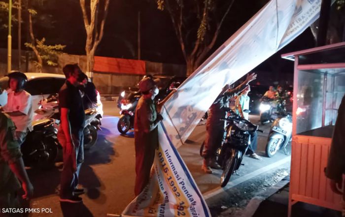 Satpol PP Pamekasan Bredel Banner Tak Berizin dan Melanggar Aturan Satpol PP Pamekasan Bredel Banner Tak Berizin dan Melanggar Aturan
