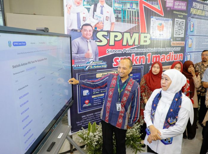 Gubernur Khofifah Tinjau Proses Ambil Pin dan Verifikasi Data Calon Murid di 2 Sekolah Madiun