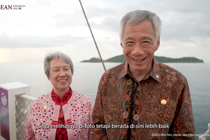 Diajak Presiden Jokowi Naik Kapal Pinisi, PM Singapura Terkesima Lihat Pemandangan Labuan Bajo Diajak Presiden Jokowi Naik Kapal Pinisi, PM Singapura Terkesima Lihat Pemandangan Labuan Bajo