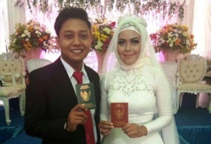 Pimpinan Redaksi BANGSAONLINE.com Lepas Masa Lajang Pimpinan Redaksi BANGSAONLINE.com Lepas Masa Lajang