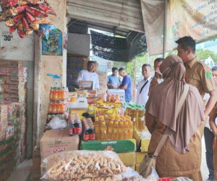 Temuan Isi Minyak Goreng Tak Sesuai Bungkus, Diskop UKM Perindag Sumenep: Tidak Kami Sita Temuan Isi Minyak Goreng Tak Sesuai Bungkus, Diskop UKM Perindag Sumenep: Tidak Kami Sita