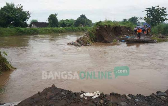 Tanggul Sungai Gunting Jebol, Rumah Warga Terendam Banjir, Jalur Sumobito Tersendat Tanggul Sungai Gunting Jebol, Rumah Warga Terendam Banjir, Jalur Sumobito Tersendat
