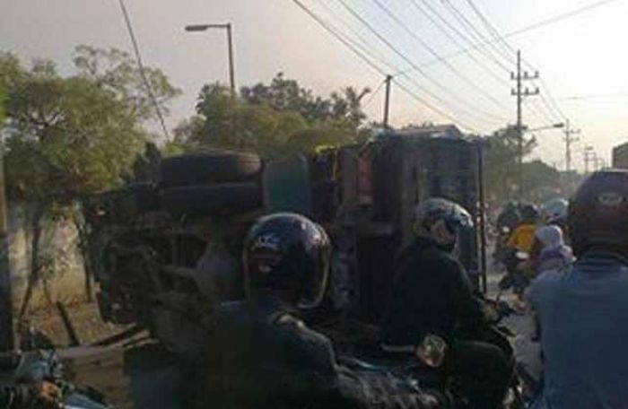 Muat Keramik, Truk di Karang Pilang Surabaya Terguling Muat Keramik, Truk di Karang Pilang Surabaya Terguling