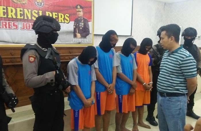 Empat dari Sebelas Pelaku Anak Punk yang Menganiaya Temanya Hingga Tewas Ditangkap Empat dari Sebelas Pelaku Anak Punk yang Menganiaya Temanya Hingga Tewas Ditangkap