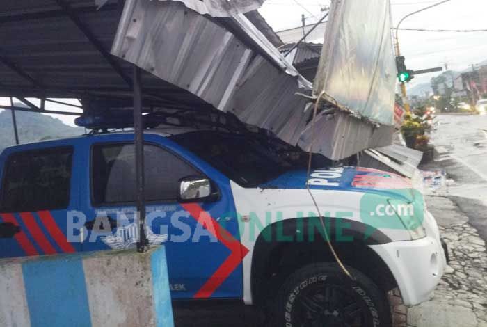 Atap dan Plakat Pos Pantau Polisi di Jalan Soekarno-Hatta Trenggalek Ambruk