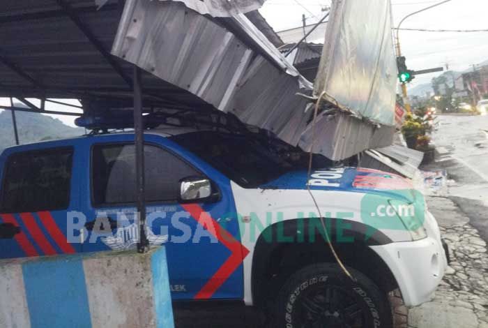 Atap dan Plakat Pos Pantau Polisi di Jalan Soekarno-Hatta Trenggalek Ambruk Atap dan Plakat Pos Pantau Polisi di Jalan Soekarno-Hatta Trenggalek Ambruk
