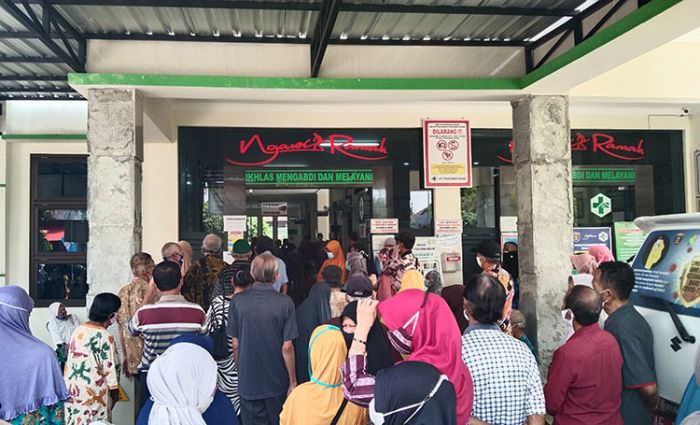 Tak Terapkan Jaga Jarak, Warga Antre Vaksin di Ngawi Cenderung Berkerumun Tak Terapkan Jaga Jarak, Warga Antre Vaksin di Ngawi Cenderung Berkerumun