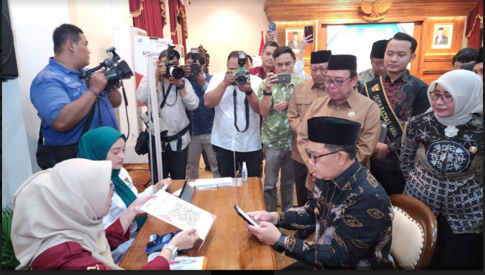 Pj Gubernur dan Sekda Jatim Salurkan Zakat serta Infaq Melalui Baznas Pj Gubernur dan Sekda Jatim Salurkan Zakat serta Infaq Melalui Baznas