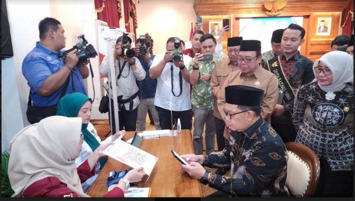 Pj Gubernur dan Sekda Jatim Salurkan Zakat serta Infaq Melalui Baznas