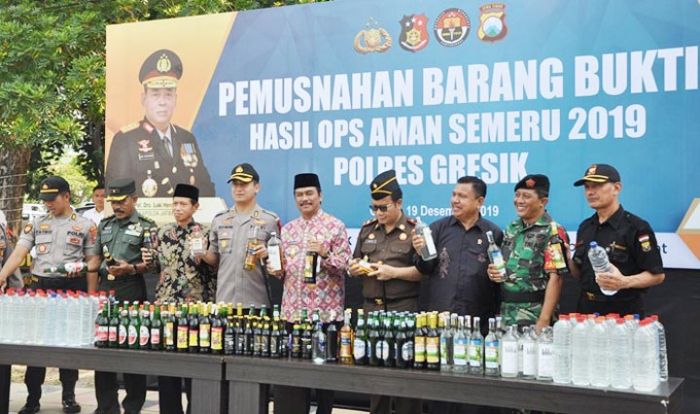 Wabup dan Forkopimda Gresik Musnahkan Ratusan Botol Miras