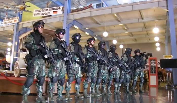 Paskhas TNI AU Sergap Teroris di Museum Angkut Kota Batu Paskhas TNI AU Sergap Teroris di Museum Angkut Kota Batu
