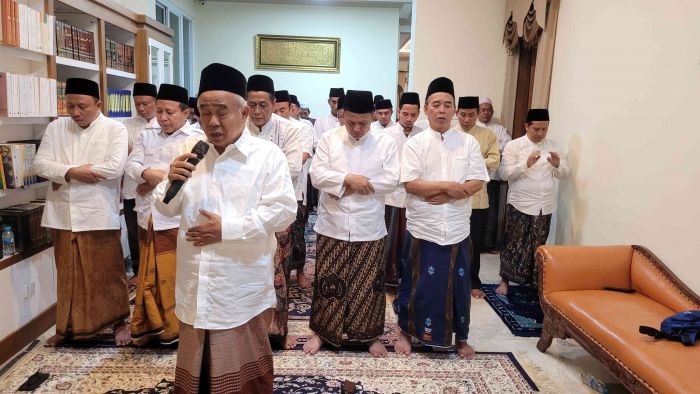 Lagi, Kiai Asep Kumpulkan Kiai, Shalat Malam untuk Doakan Tiga Pejabat Ini, Siapa Saja? Lagi, Kiai Asep Kumpulkan Kiai, Shalat Malam untuk Doakan Tiga Pejabat Ini, Siapa Saja?