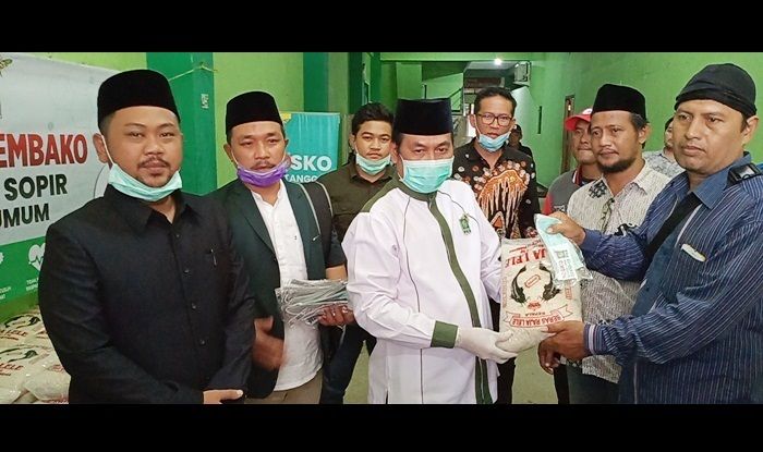 Dampak COVID-19, PKB Gresik Bagikan 4 Ton Beras kepada Sopir Lyn Dampak COVID-19, PKB Gresik Bagikan 4 Ton Beras kepada Sopir Lyn