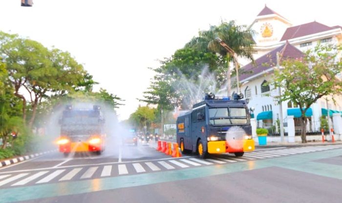 Polda Jatim Rutin Semprotkan Cairan Disinfektan di Sejumlah Jalan Protokol Kota Surabaya