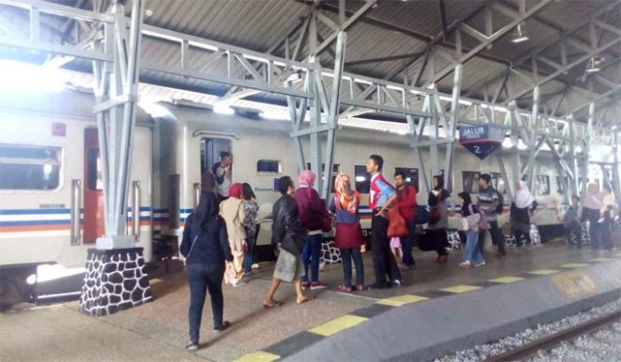 KA Lodaya Anjlok, Kedatangan Dua KA dari Bandung di Stasiun Blitar Terlambat Hingga 7,5 Jam KA Lodaya Anjlok, Kedatangan Dua KA dari Bandung di Stasiun Blitar Terlambat Hingga 7,5 Jam