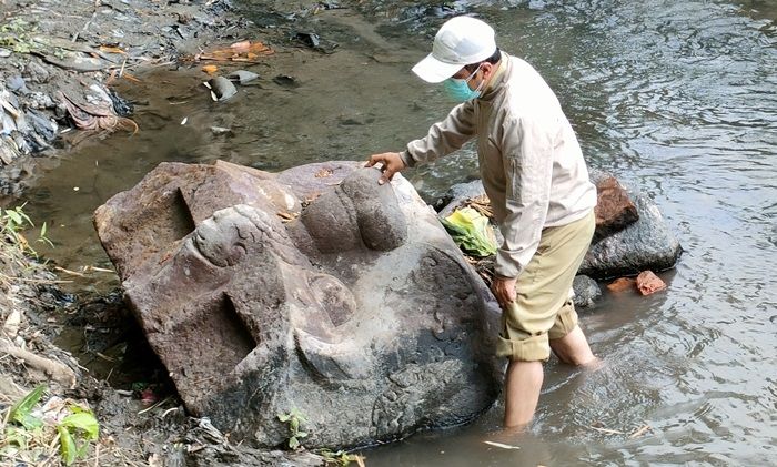 Benda Purbakala Berbentuk Kala yang Ditemukan di Sungai Kranggan Diduga dari Masa Peralihan Abad 12 Benda Purbakala Berbentuk Kala yang Ditemukan di Sungai Kranggan Diduga dari Masa Peralihan Abad 12